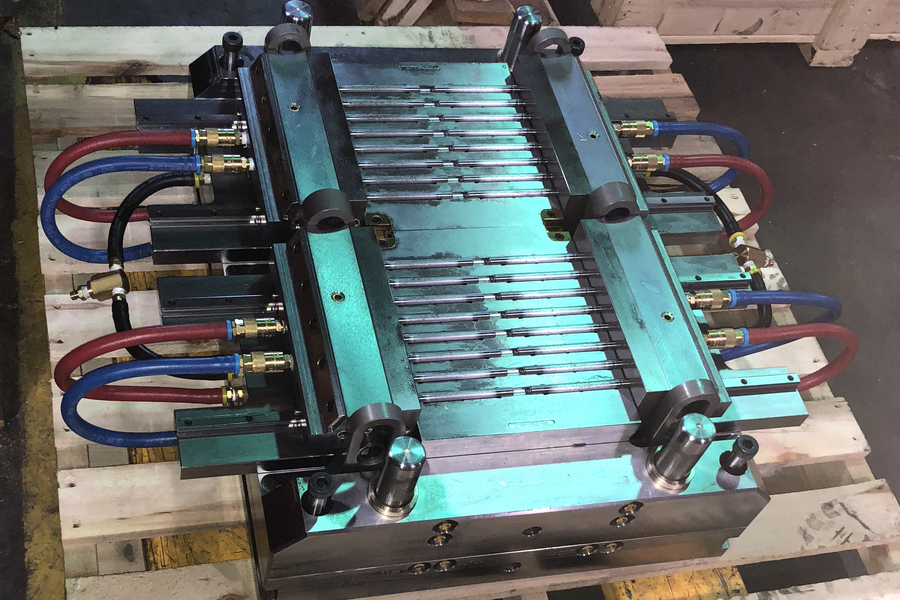 High performance injection mold for plastic applicators